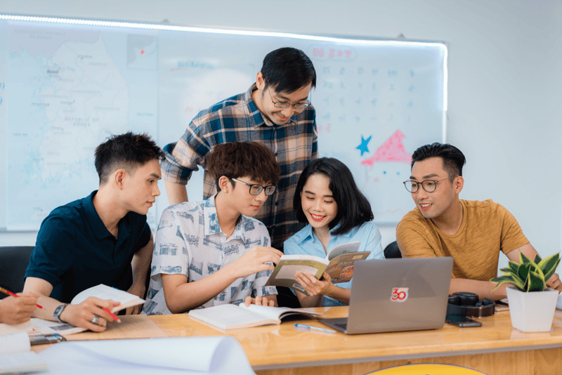 Học tiếng Trung hay tiếng Anh để đi nước ngoài? Lựa chọn nào tốt nhất cho bạn